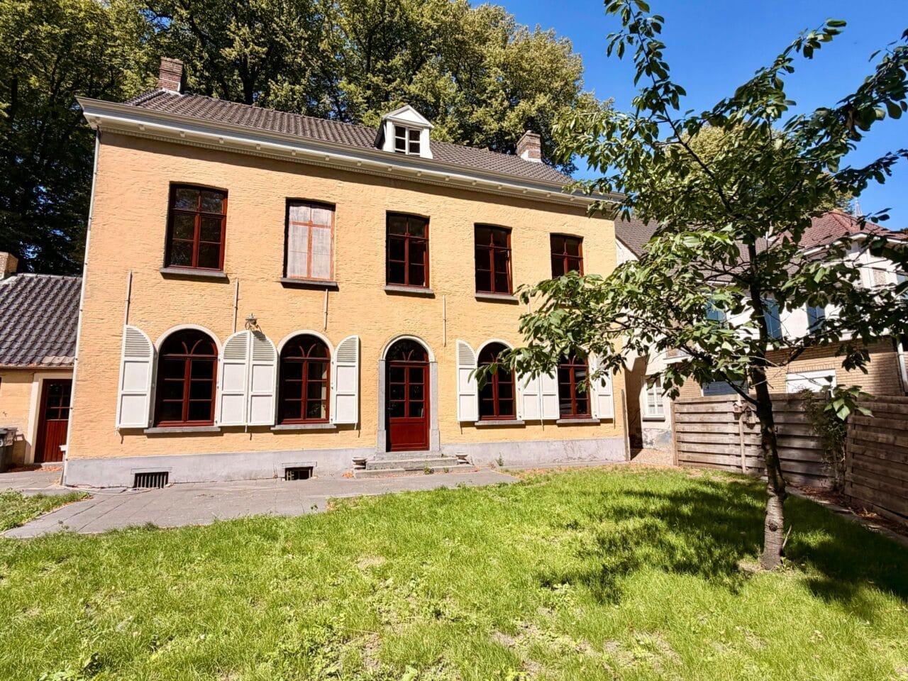 Monumental Detached House with Garden - Image 1
