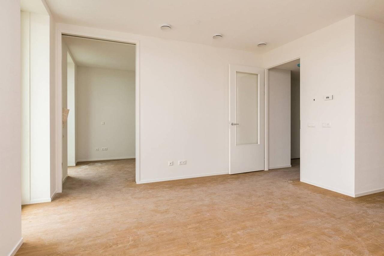 Apartment on 12th Floor with Balcony - Image 3