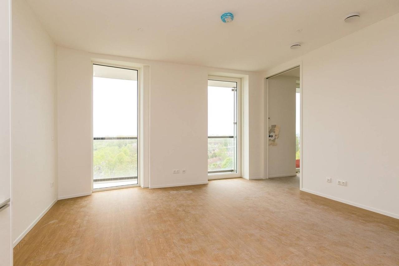 Apartment on 12th Floor with Balcony - Image 4
