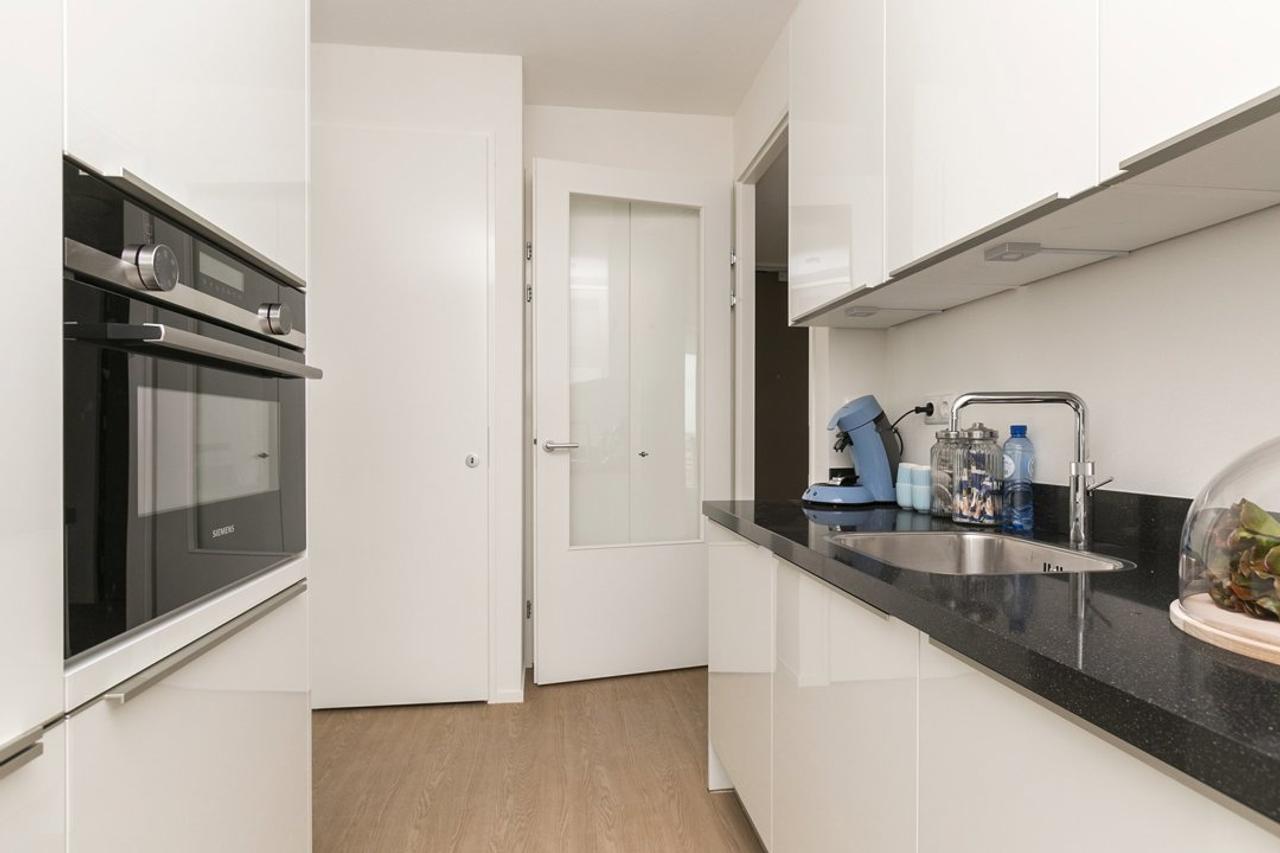 19th-Floor Apartment with Balcony - Image 3