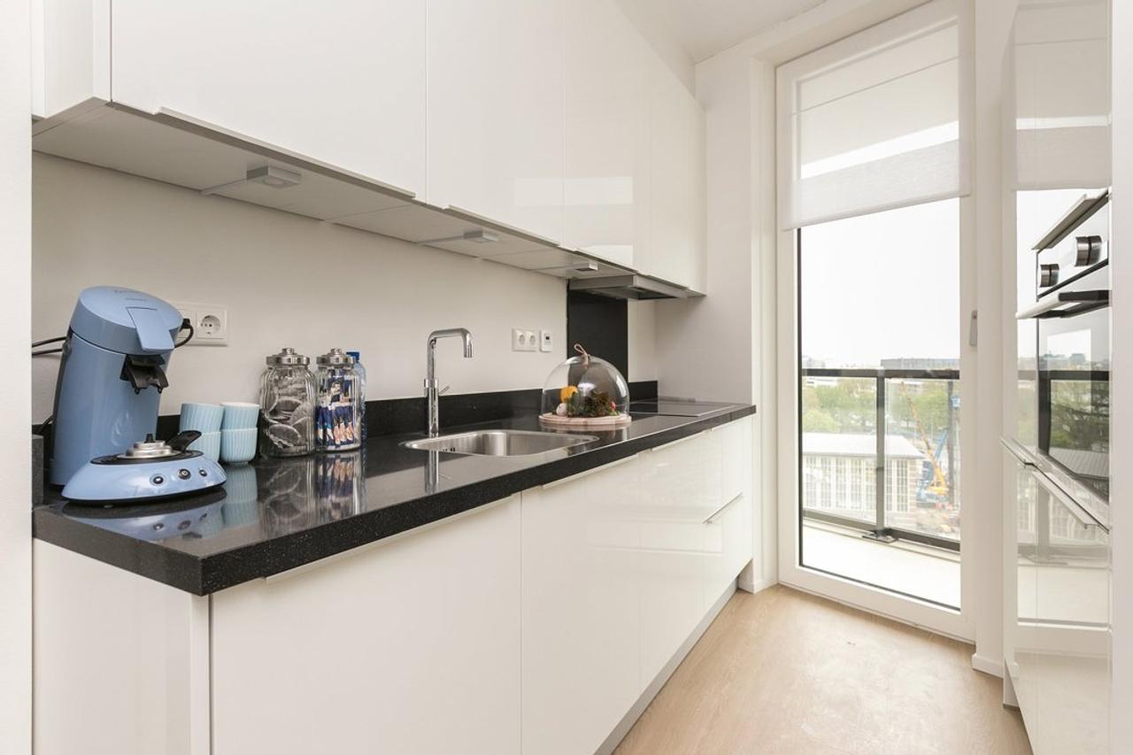 19th-Floor Apartment with Balcony - Image 4