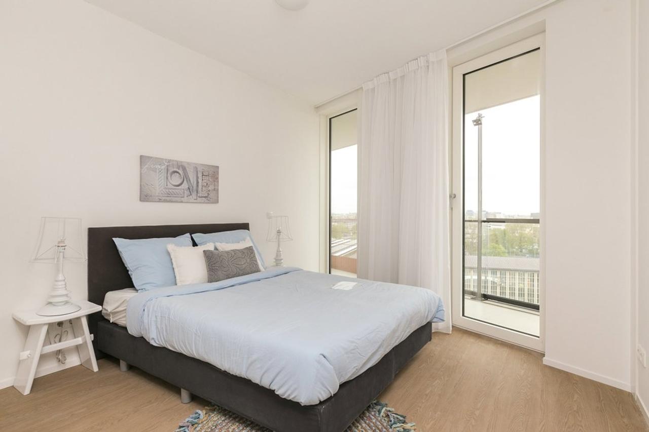 19th-Floor Apartment with Balcony - Image 5