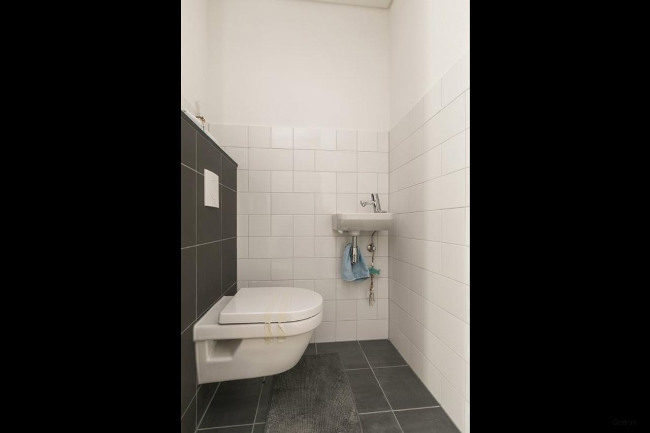 19th-Floor Apartment with Balcony - Image 10