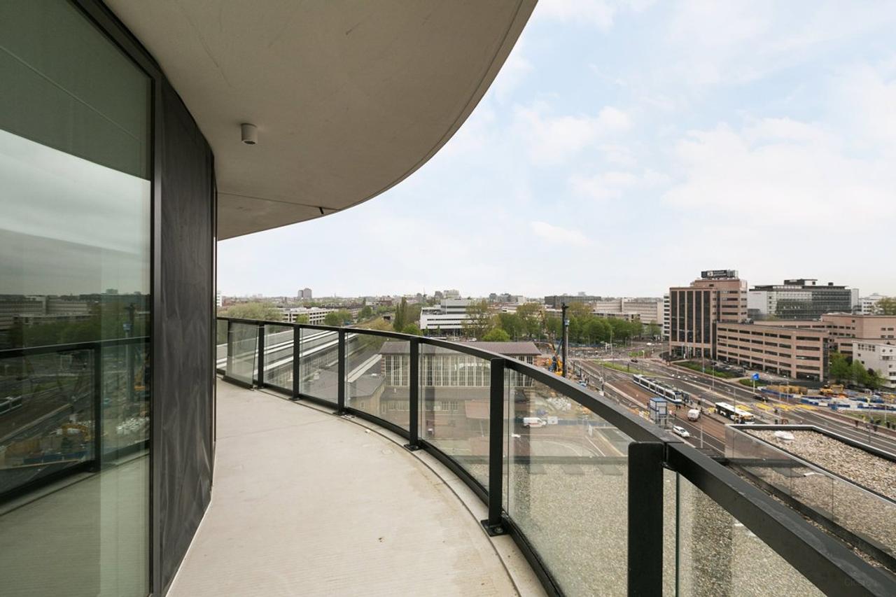 19th-Floor Apartment with Balcony - Image 12