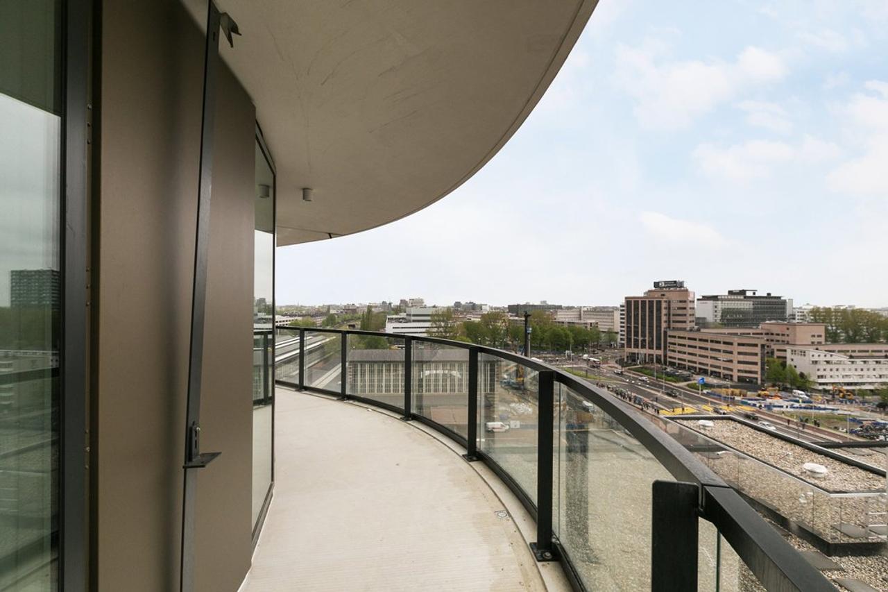 19th-Floor Apartment with Balcony - Image 13
