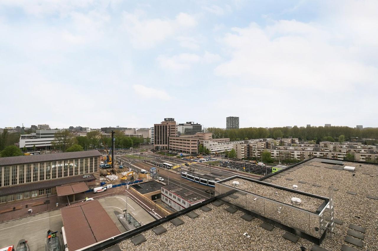 19th-Floor Apartment with Balcony - Image 14