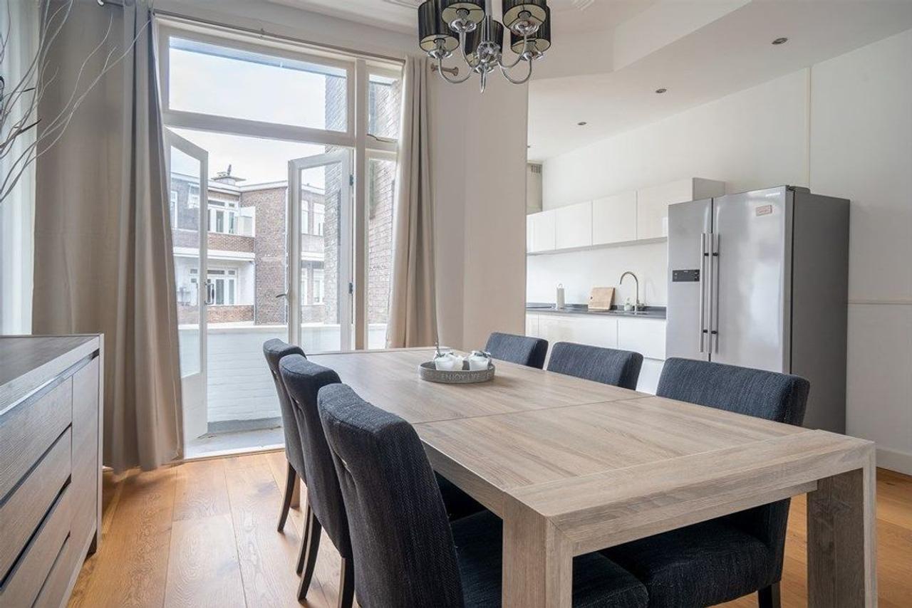 Furnished upper-floor apartment with 3 bedrooms - Image 1