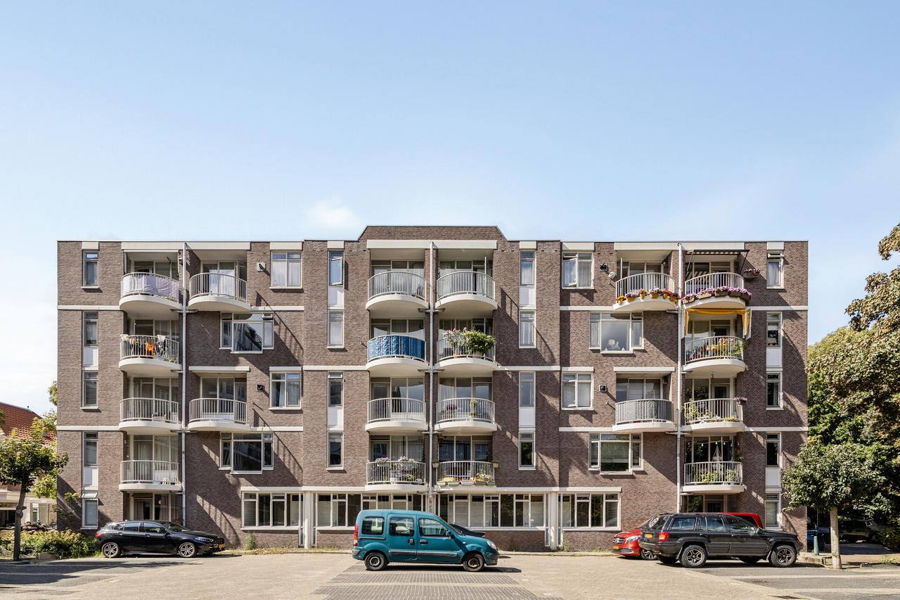 Bright 2-Bedroom Apartment with Balcony - Image 1