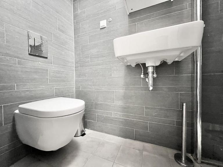 Furnished 1-Bedroom Apartment with Garden - Image 15