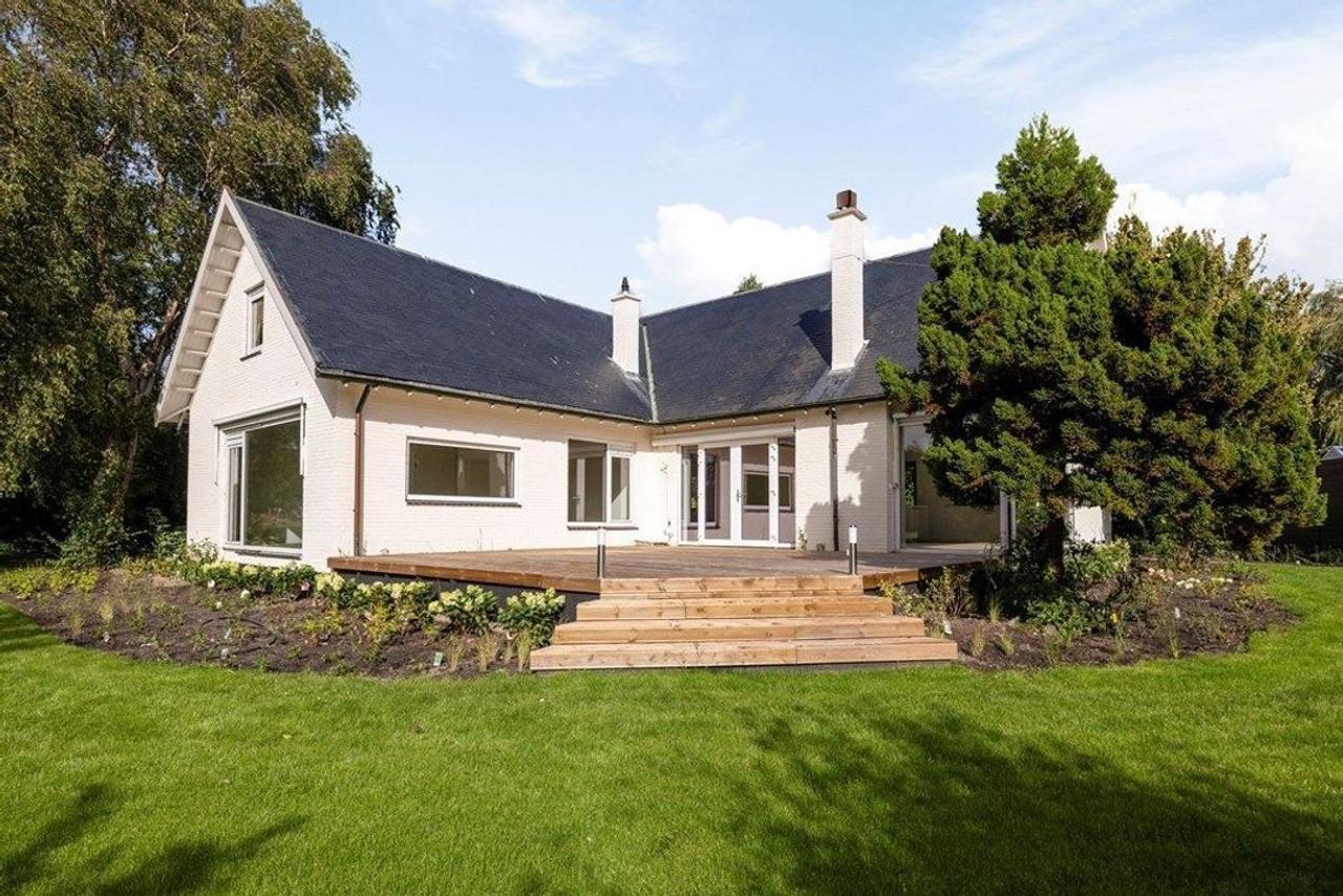 Available now: detached house with garden - Image 1