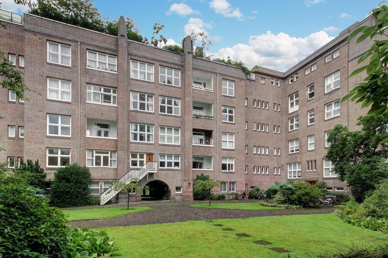 196 m² of living space in historic Westhove - Image 3