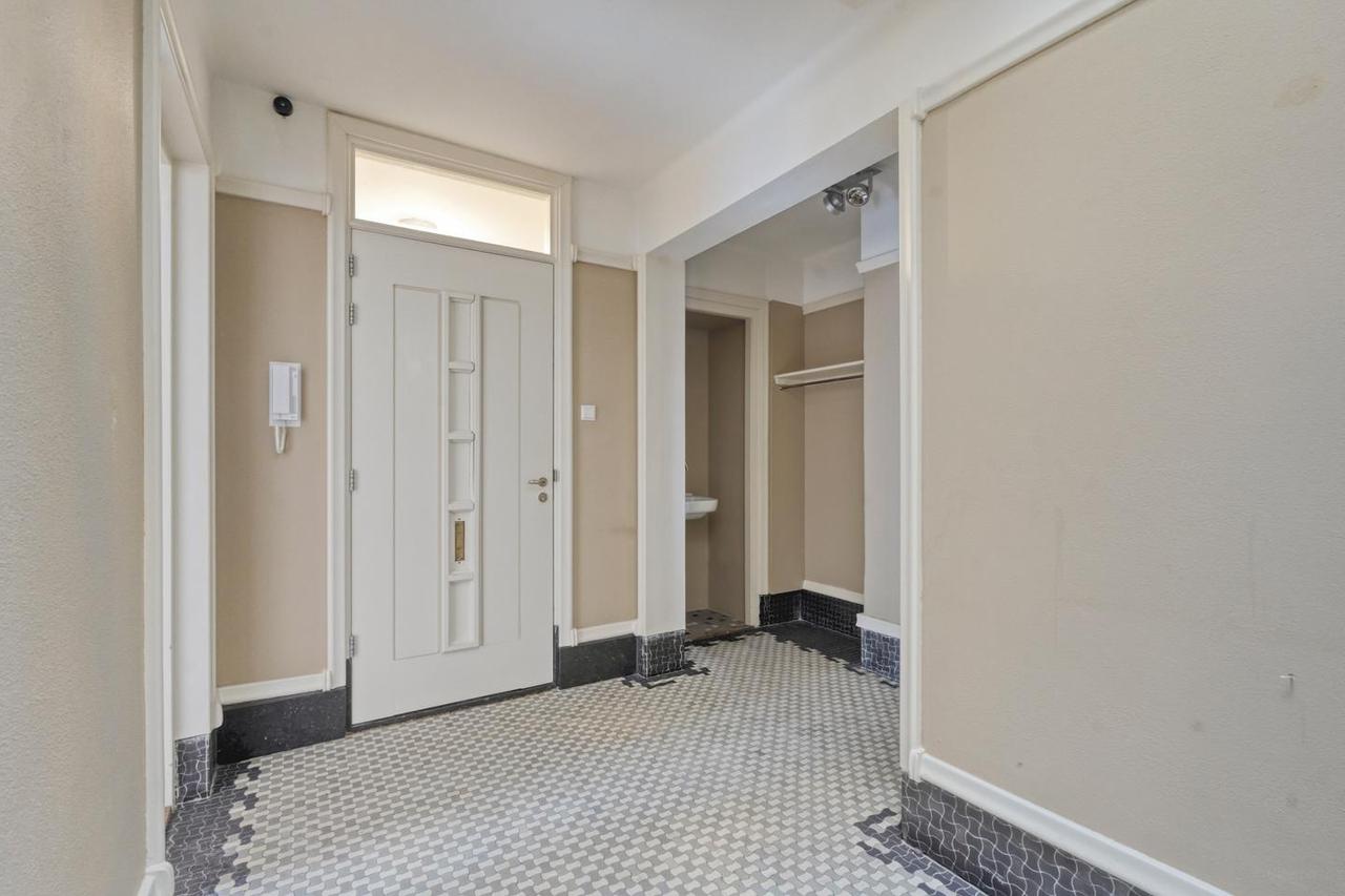 196 m² of living space in historic Westhove - Image 6