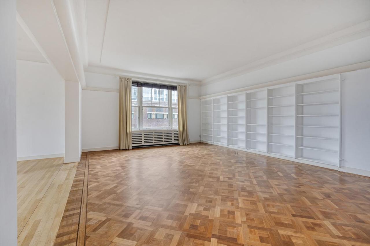 196 m² of living space in historic Westhove - Image 12