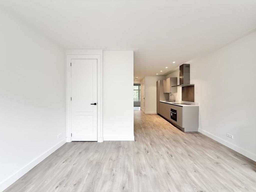 2-Bedroom Apartment with Balcony in Kinkerbuurt - Image 1