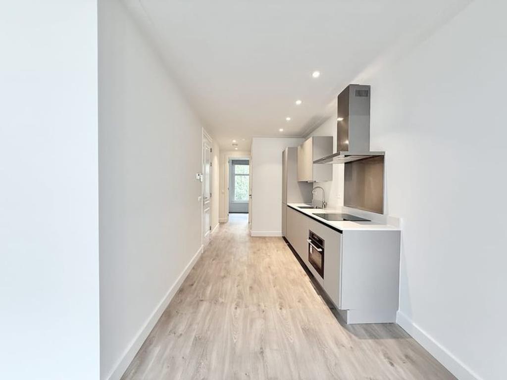 2-Bedroom Apartment with Balcony in Kinkerbuurt - Image 2