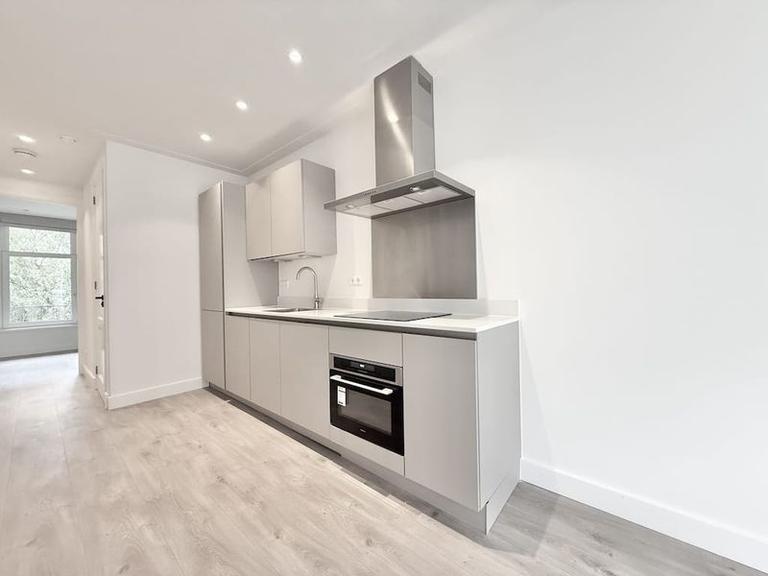 2-Bedroom Apartment with Balcony in Kinkerbuurt - Image 4