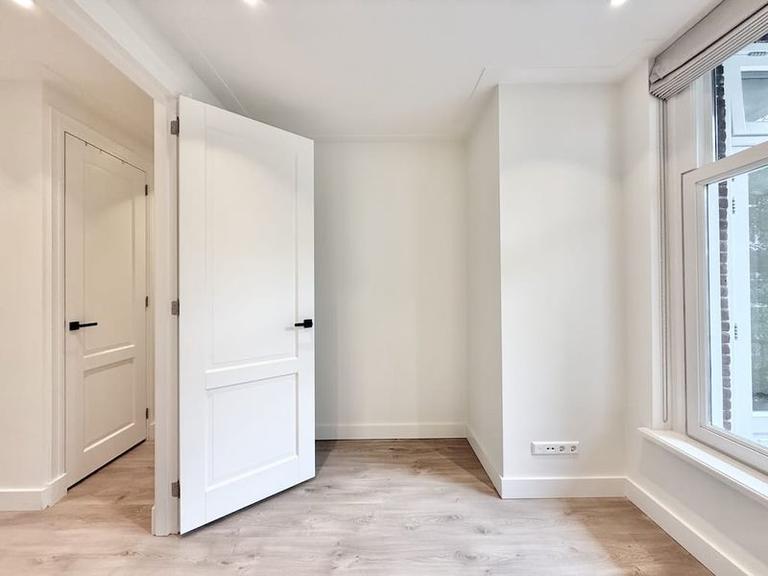 2-Bedroom Apartment with Balcony in Kinkerbuurt - Image 8