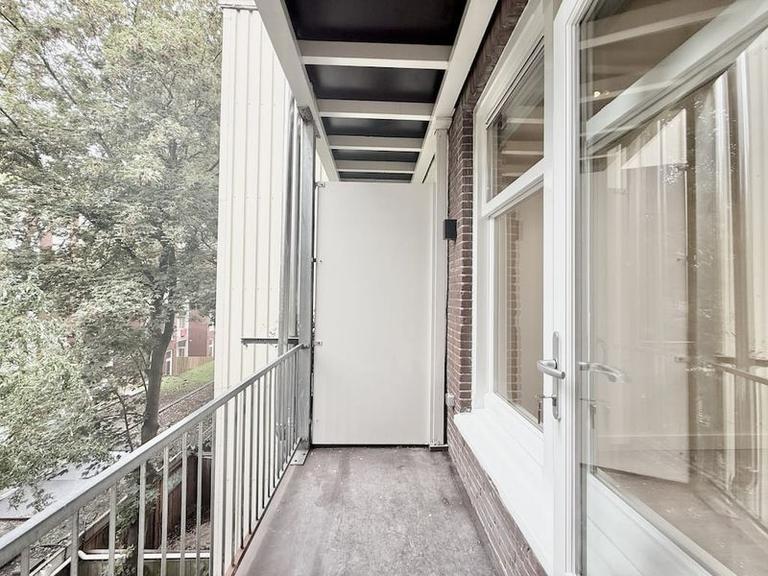 2-Bedroom Apartment with Balcony in Kinkerbuurt - Image 10