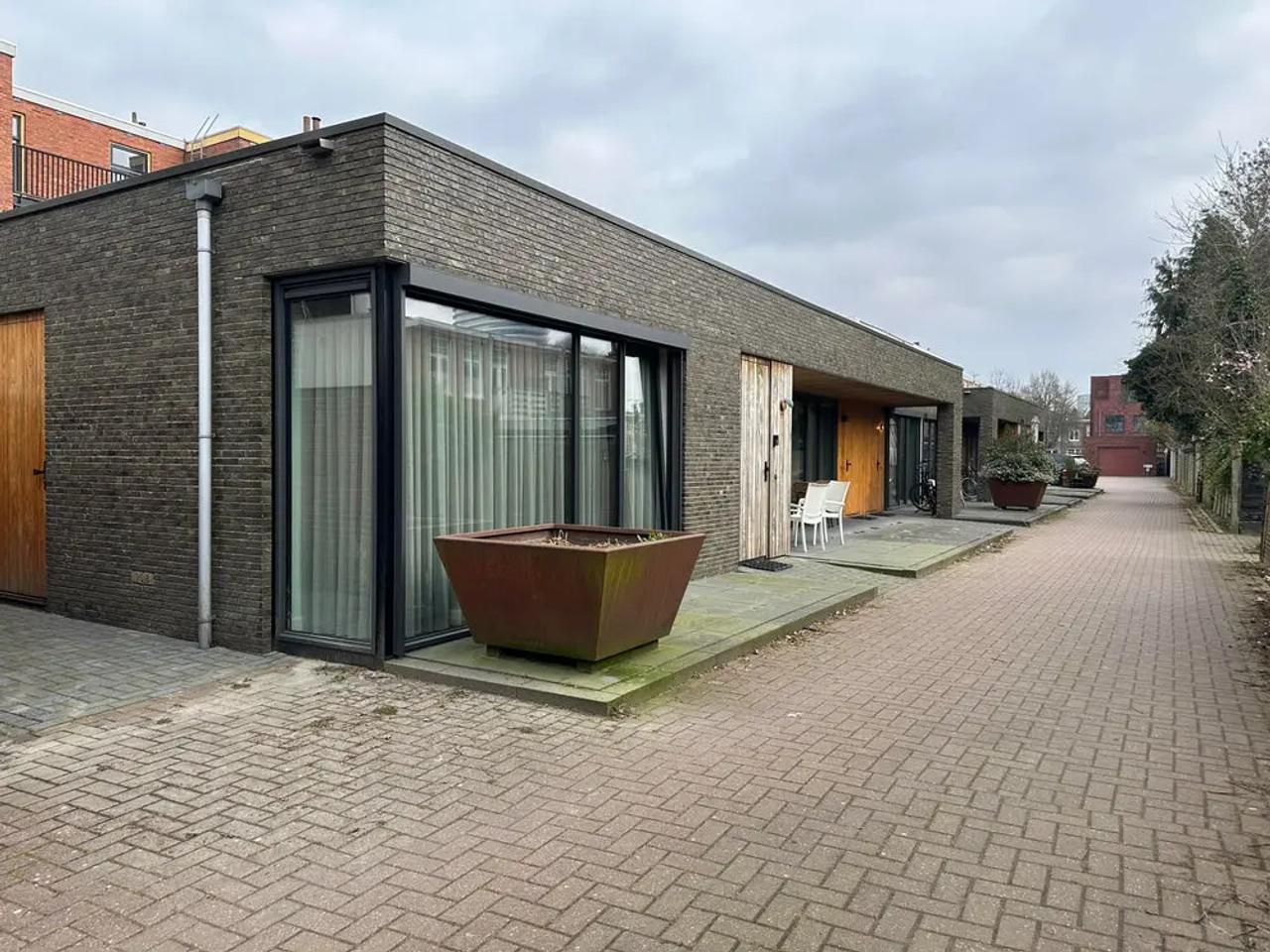 124 m² rental home with garden and parking - Image 1