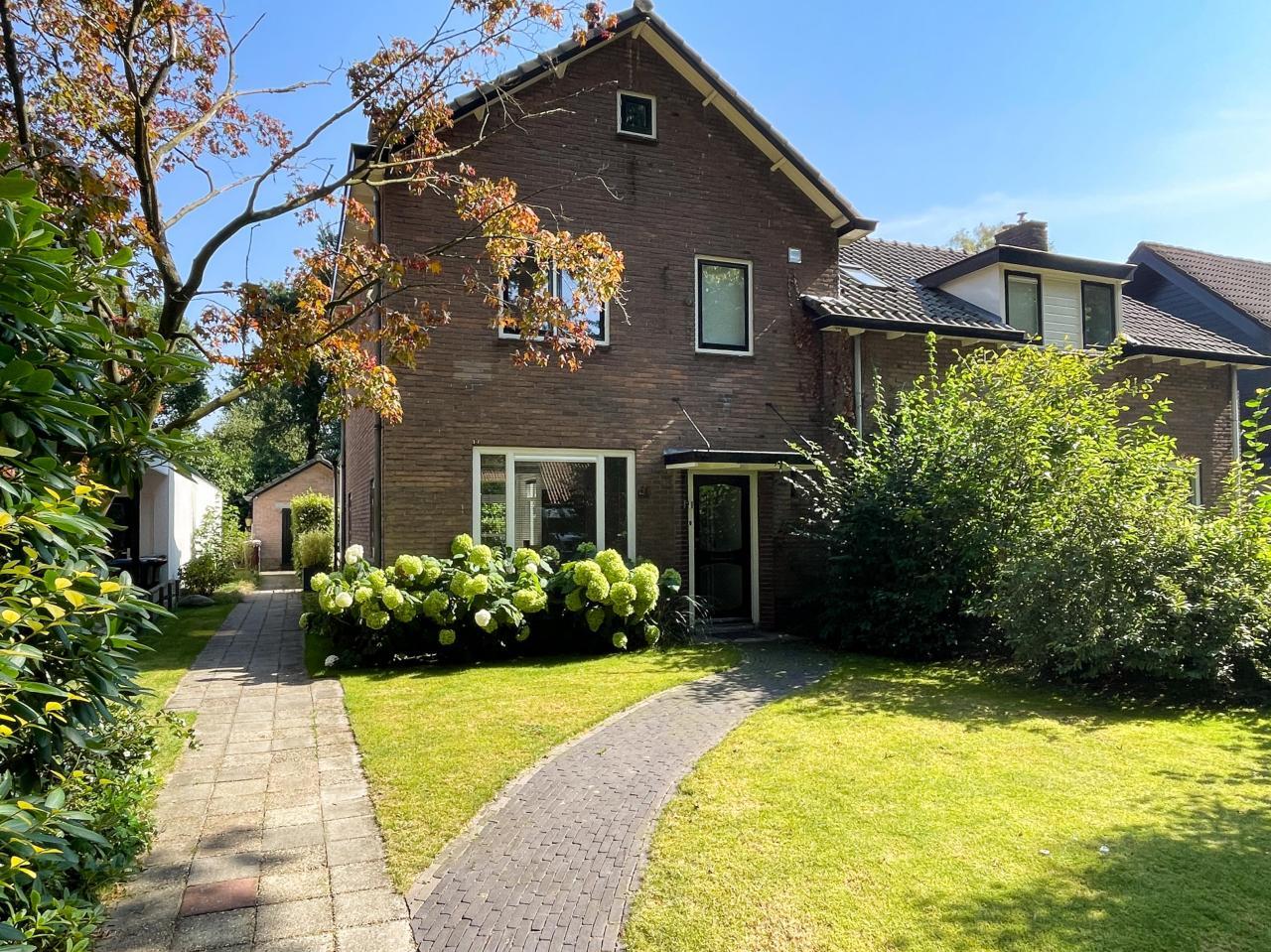 Corner house with 3 bedrooms near the forest - Image 1