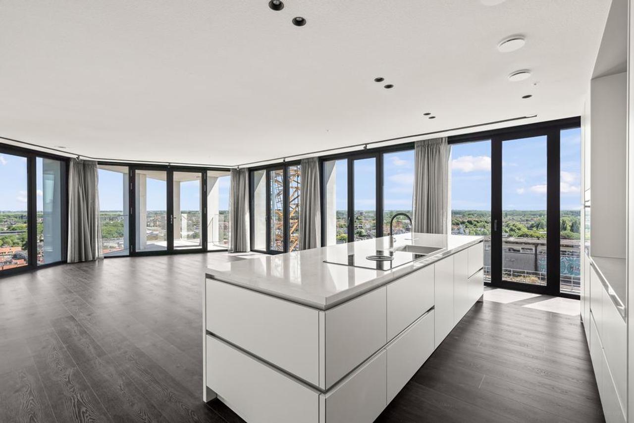155 m² penthouse on the 13th floor - Image 1