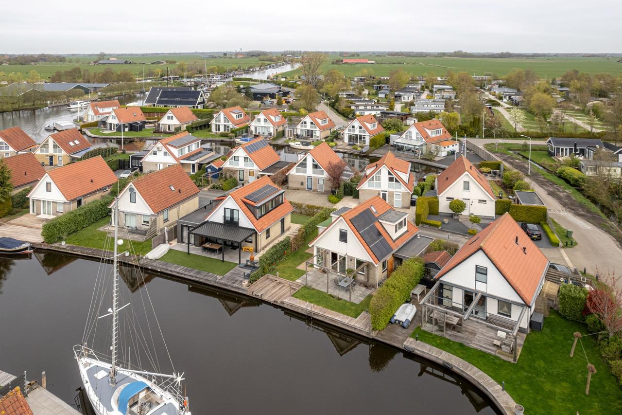 Recreational Home on Open Water in Grou - Image 22