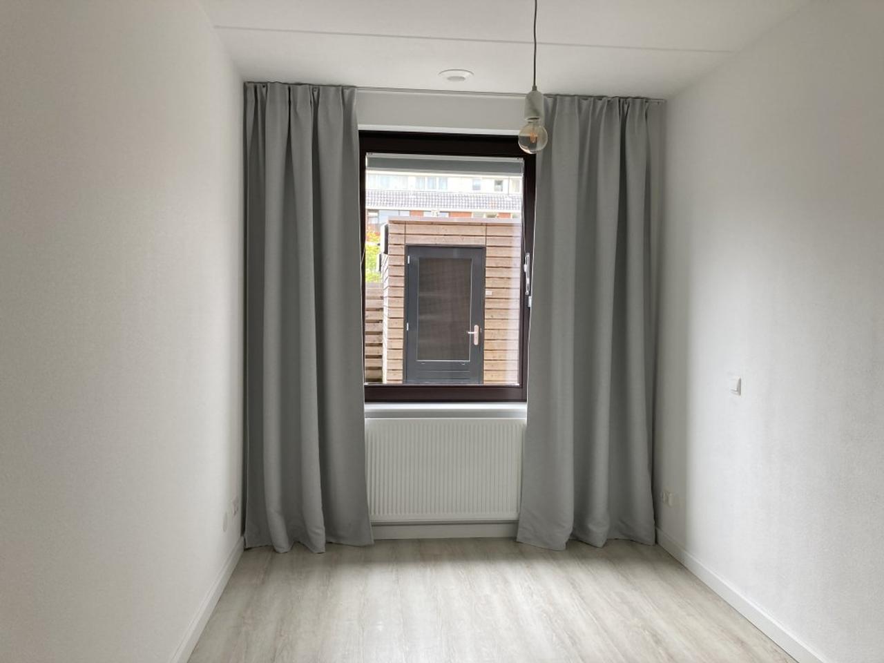 Ground-floor apartment with garden and parking - Image 2