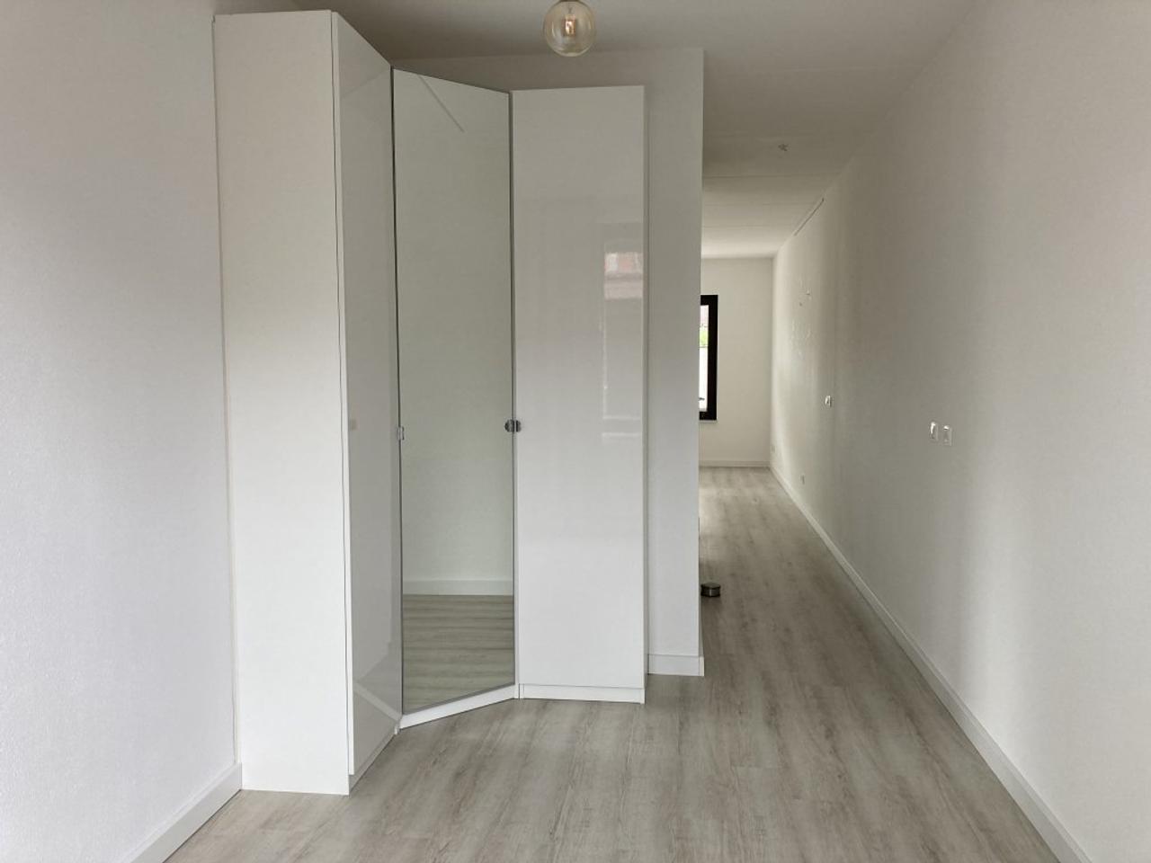 Ground-floor apartment with garden and parking - Image 3
