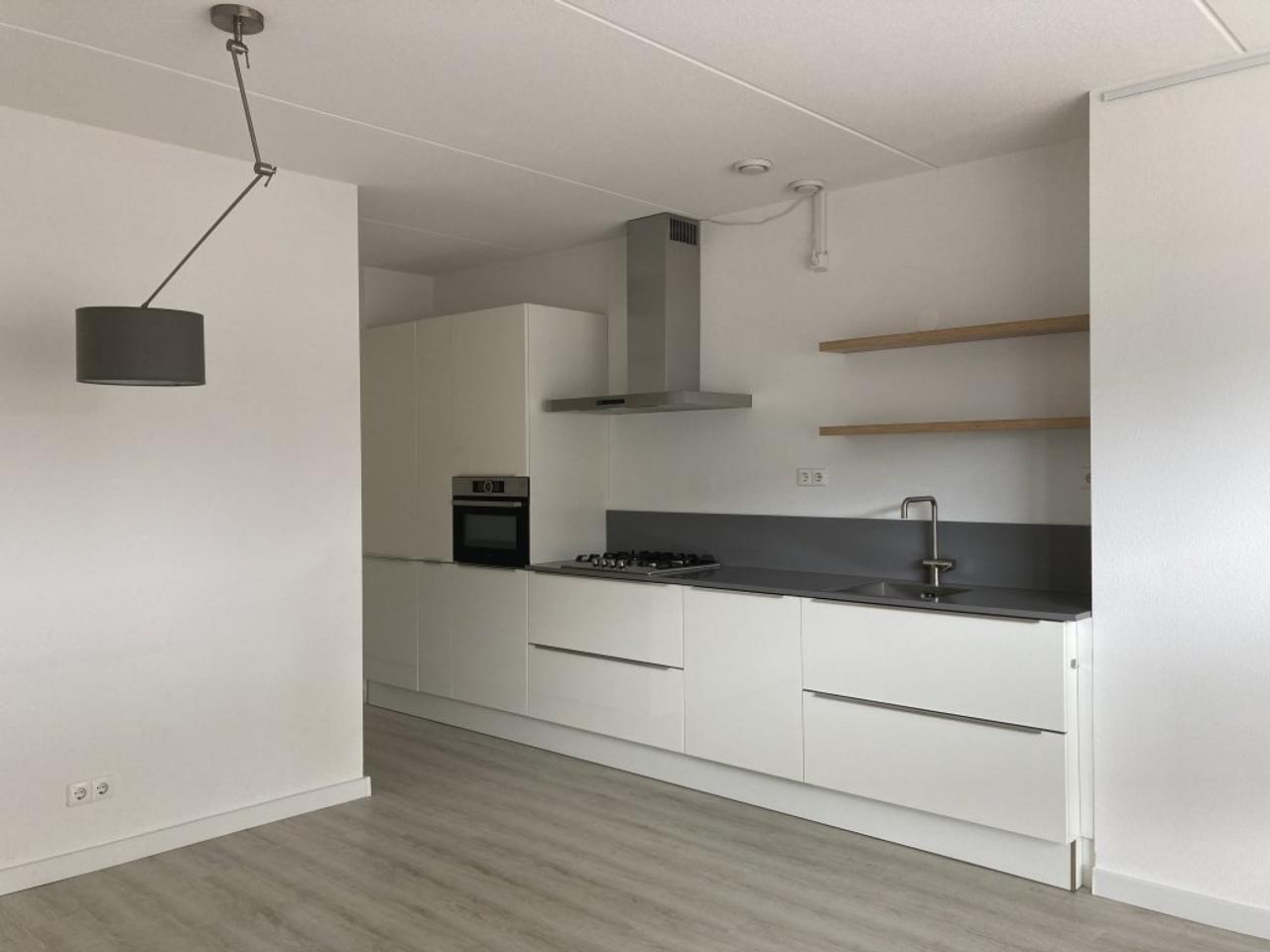 Ground-floor apartment with garden and parking - Image 5