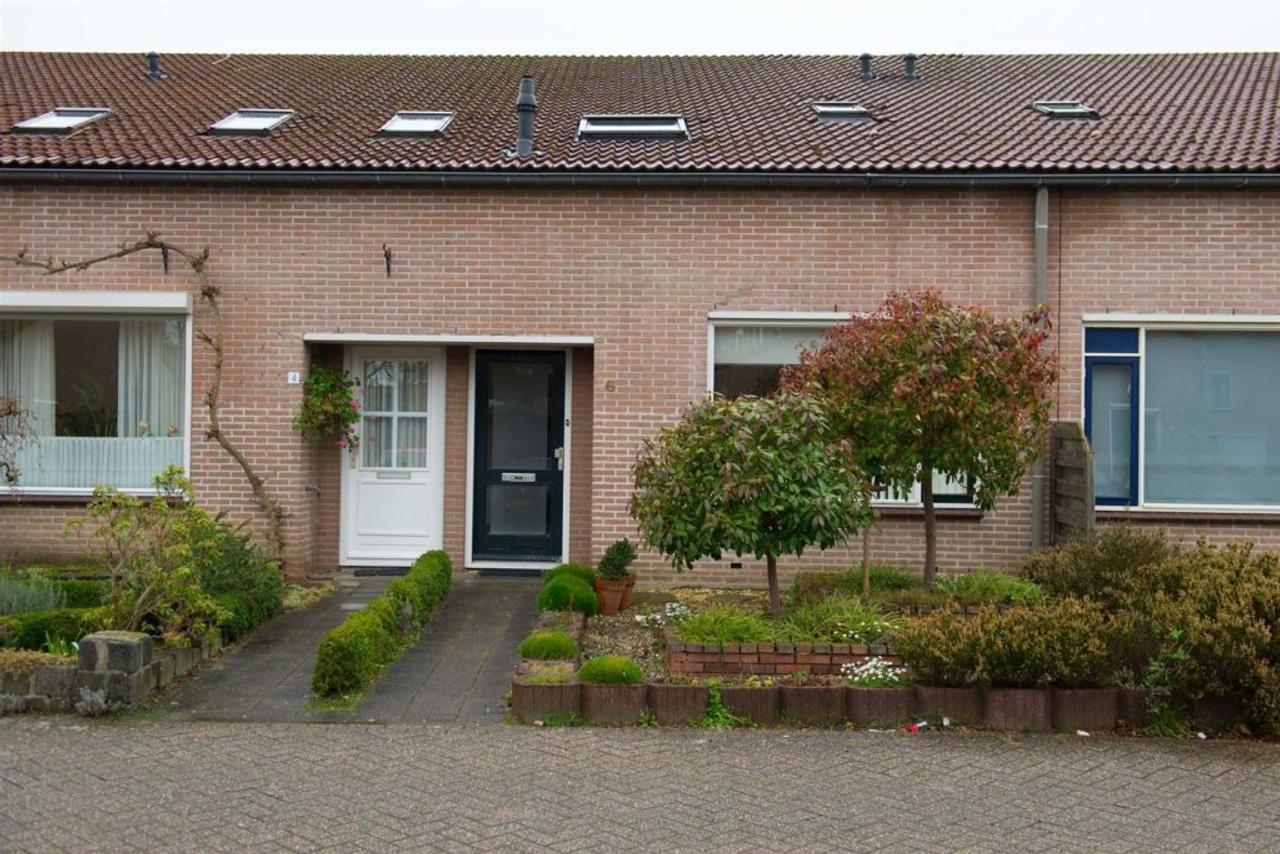 3-bedroom mid-terrace house with storage room - Image 1