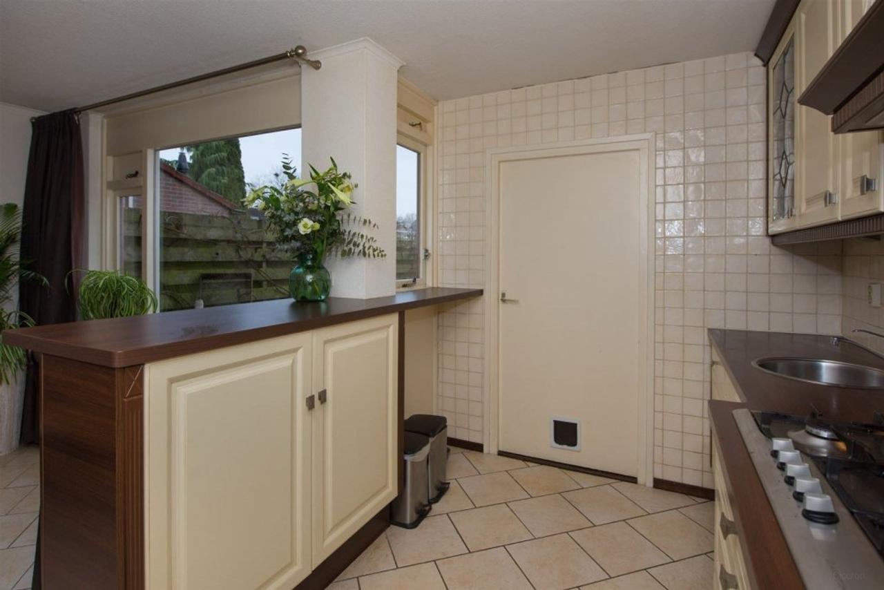 3-bedroom mid-terrace house with storage room - Image 3
