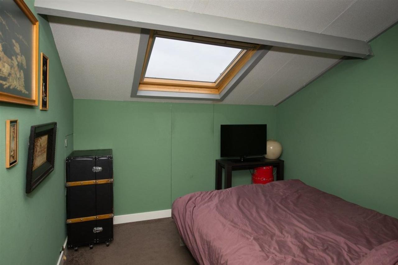 3-bedroom mid-terrace house with storage room - Image 5