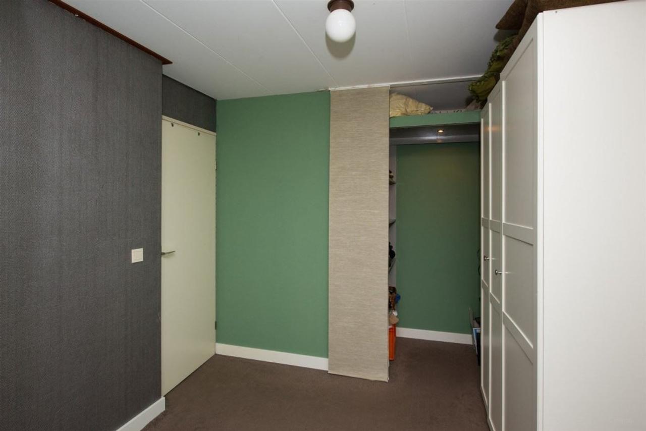 3-bedroom mid-terrace house with storage room - Image 6