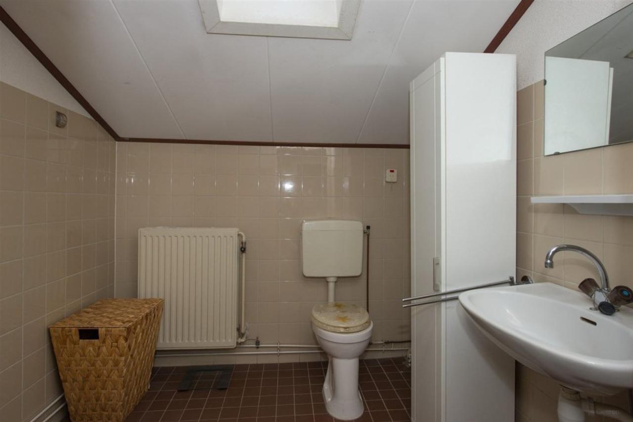 3-bedroom mid-terrace house with storage room - Image 9
