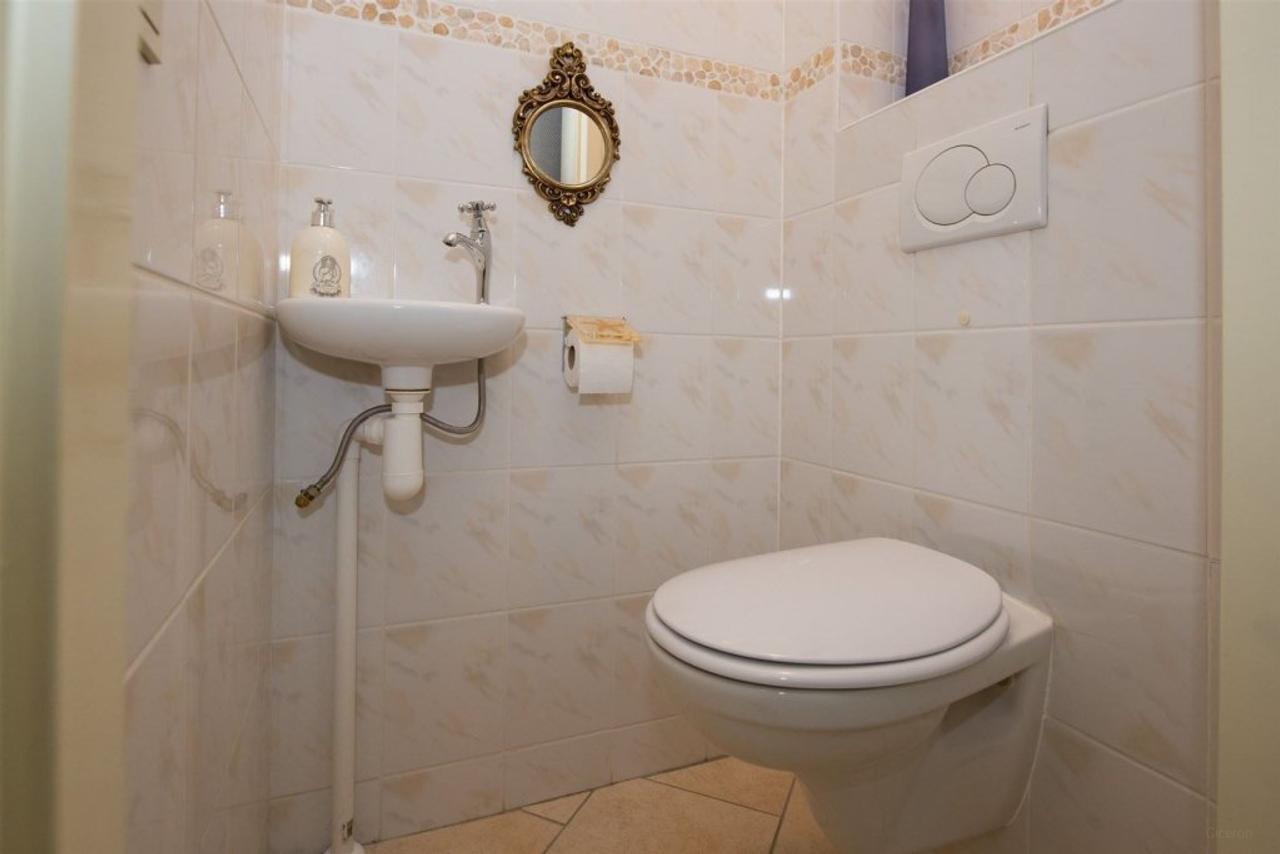 3-bedroom mid-terrace house with storage room - Image 10