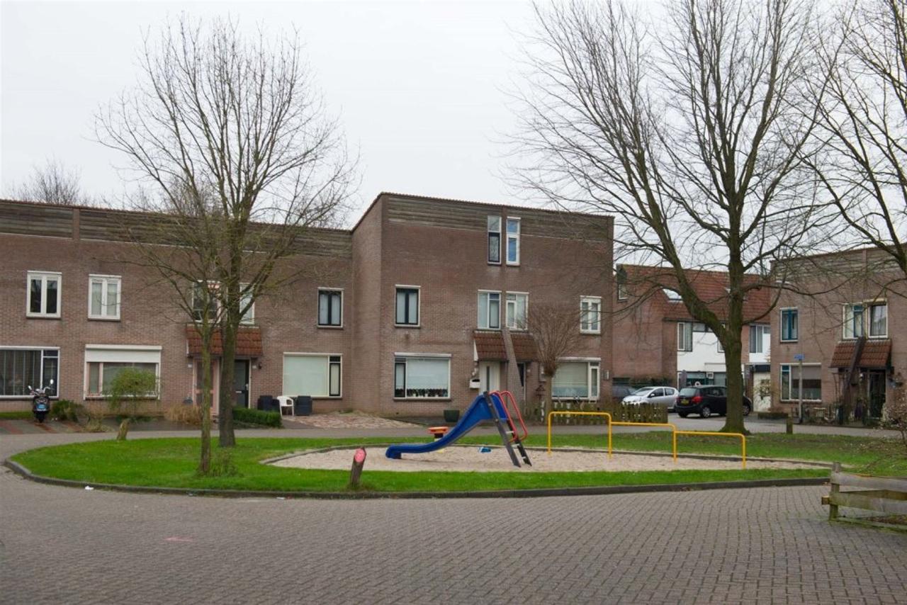3-bedroom mid-terrace house with storage room - Image 13