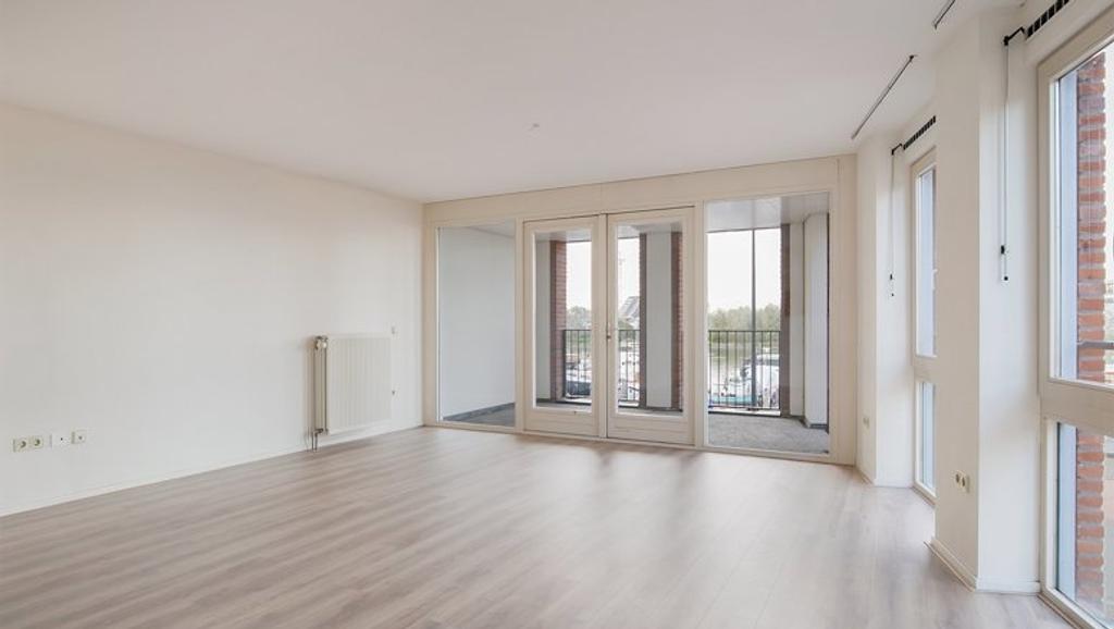 130 m² apartment with 3 bedrooms - Image 1