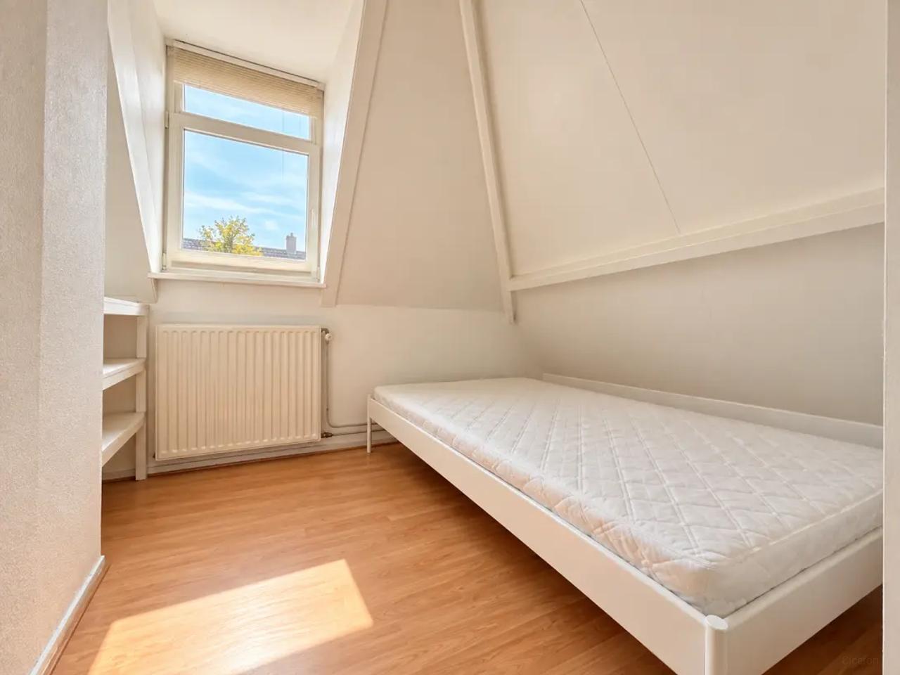 40 m² student apartment near Koningsplein - Image 3