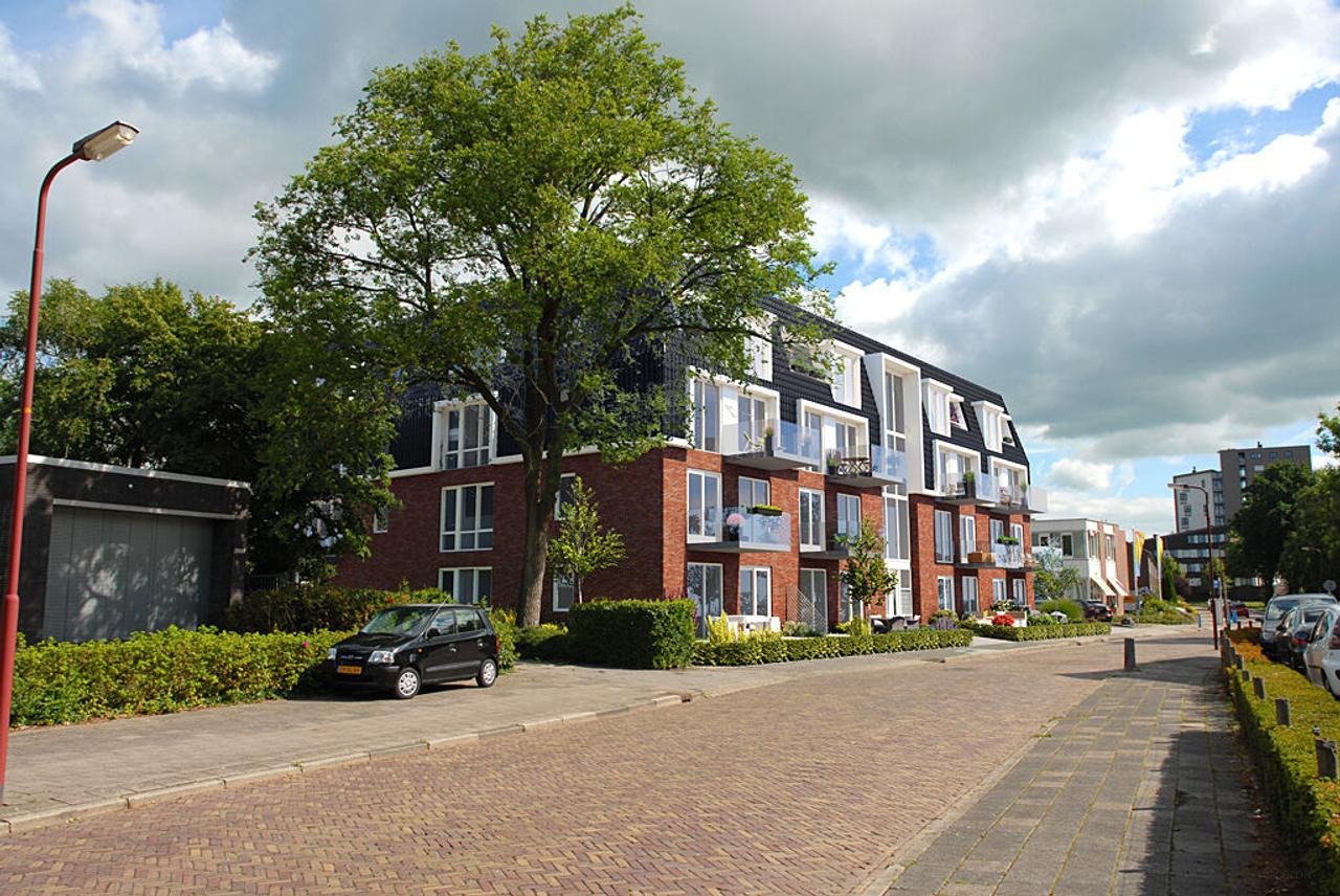 2-bedroom apartment with balcony - Image 3