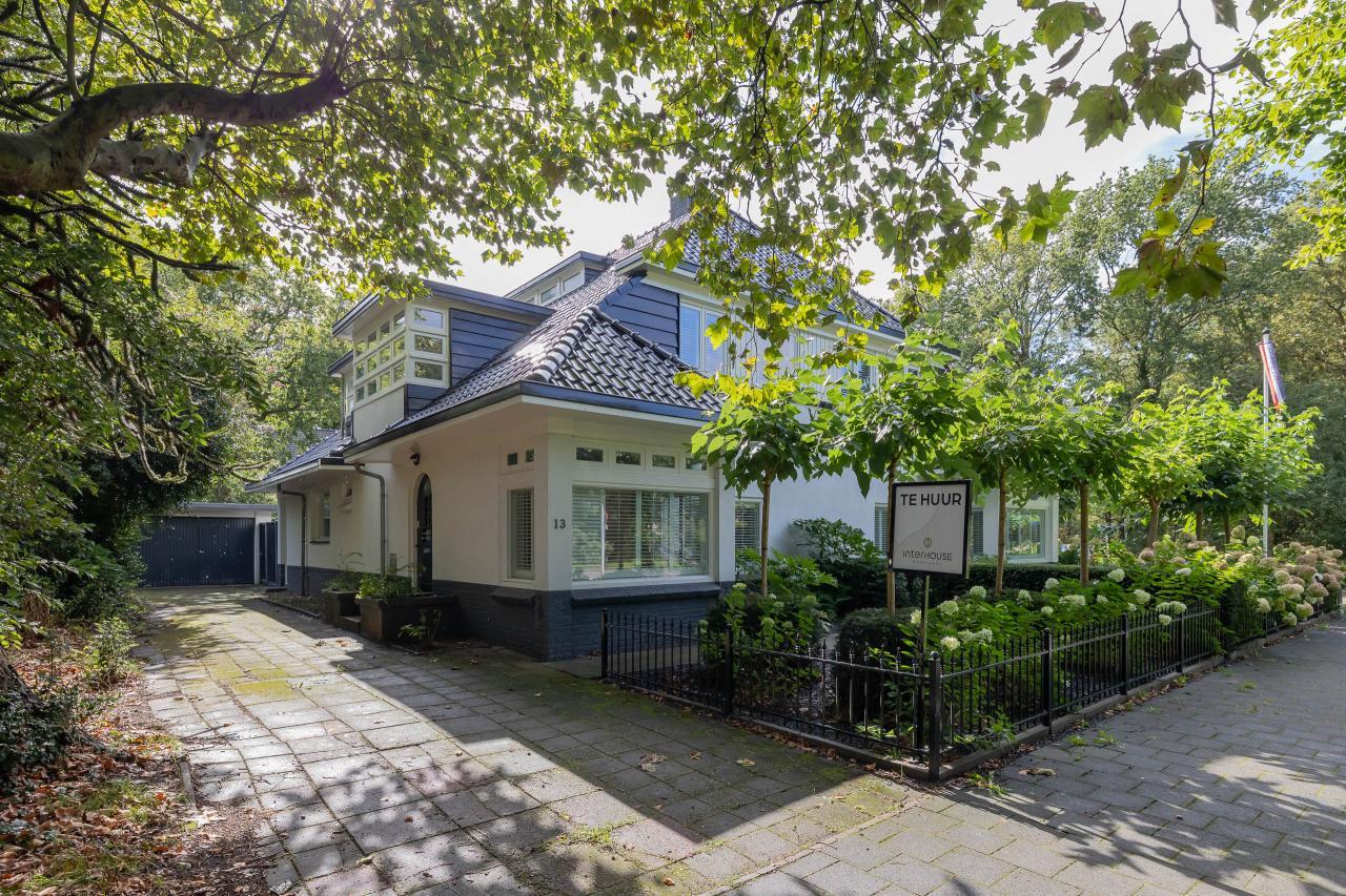 167 m² villa with garage and west-facing garden - Image 1