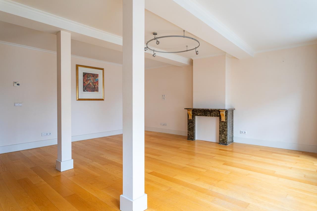 Live Next to Noordeinde Palace with Elevator - Image 3