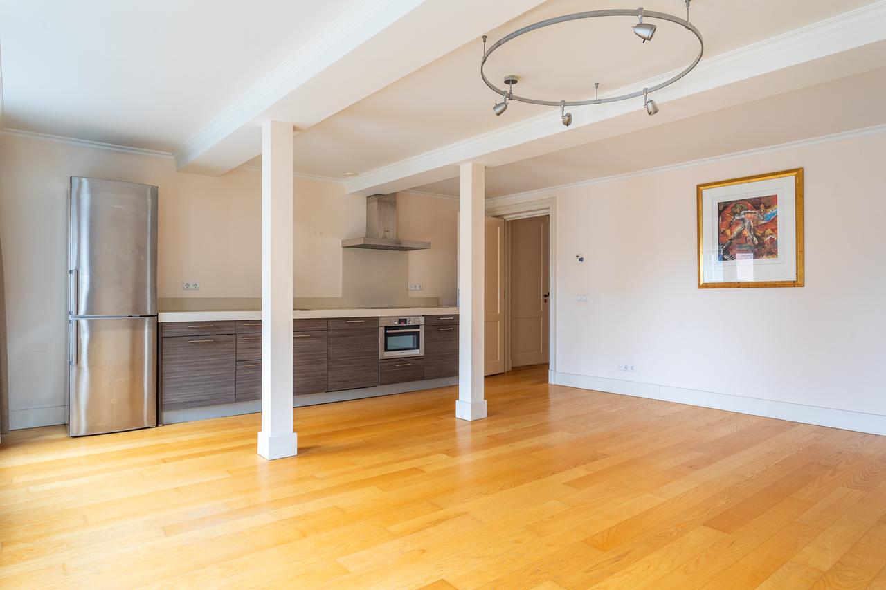 Live Next to Noordeinde Palace with Elevator - Image 6