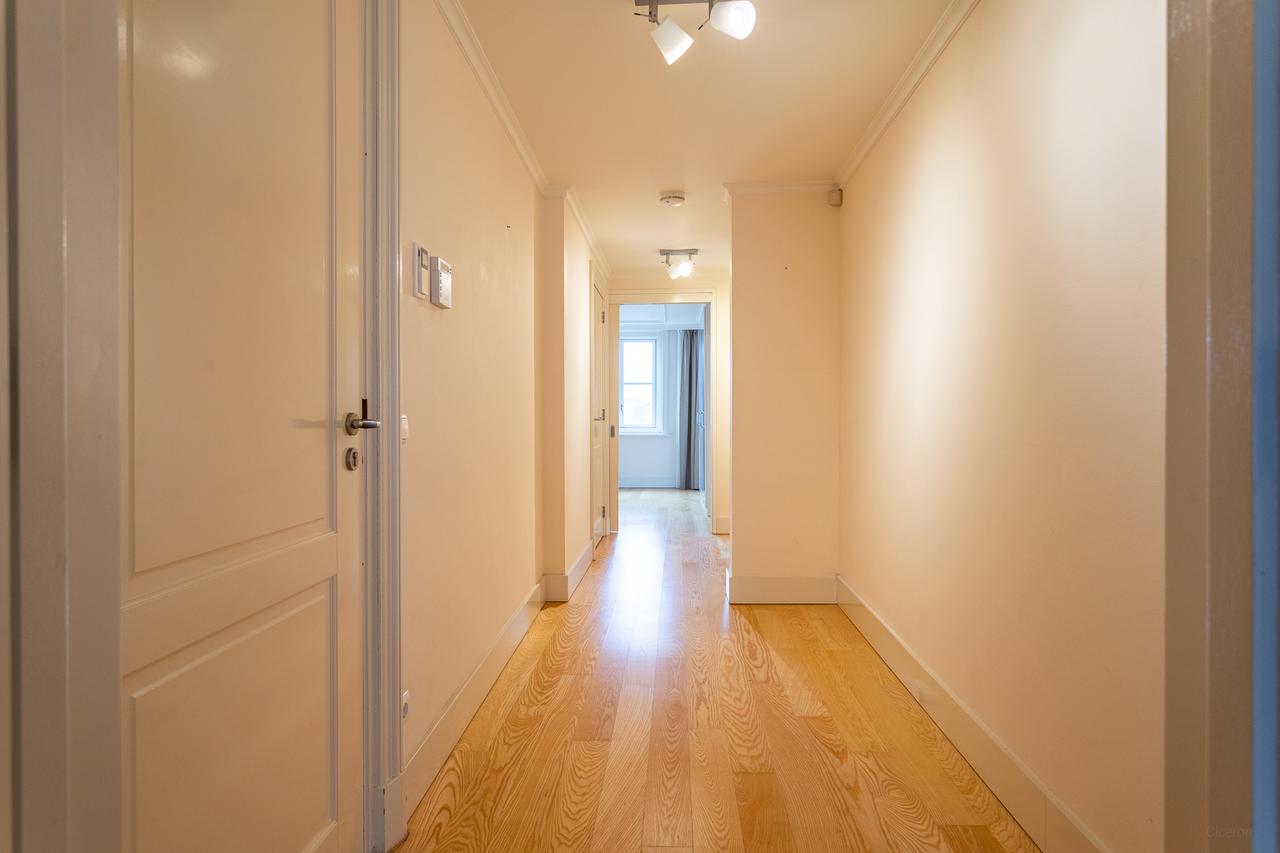 Live Next to Noordeinde Palace with Elevator - Image 11