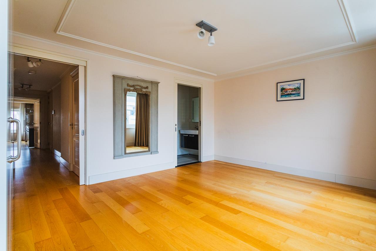 Live Next to Noordeinde Palace with Elevator - Image 12