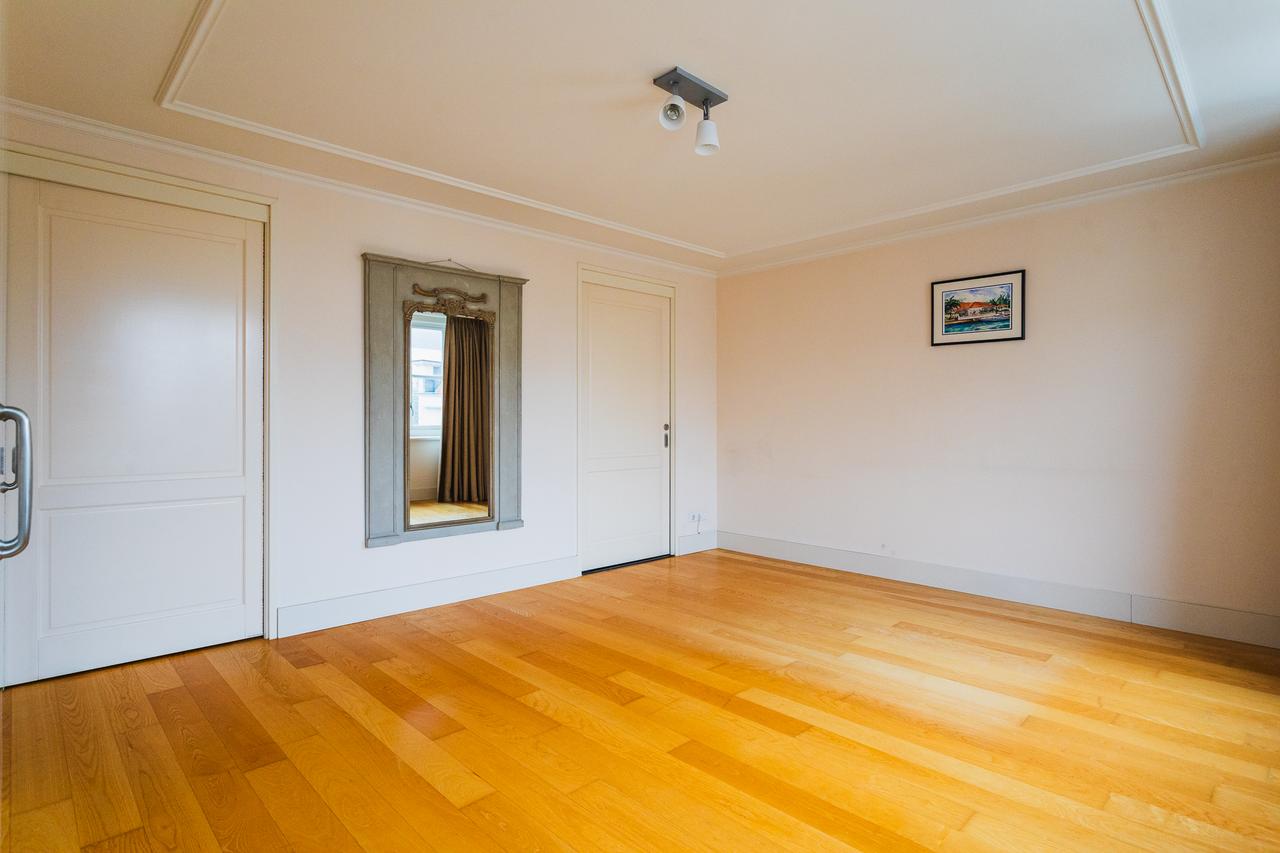 Live Next to Noordeinde Palace with Elevator - Image 13