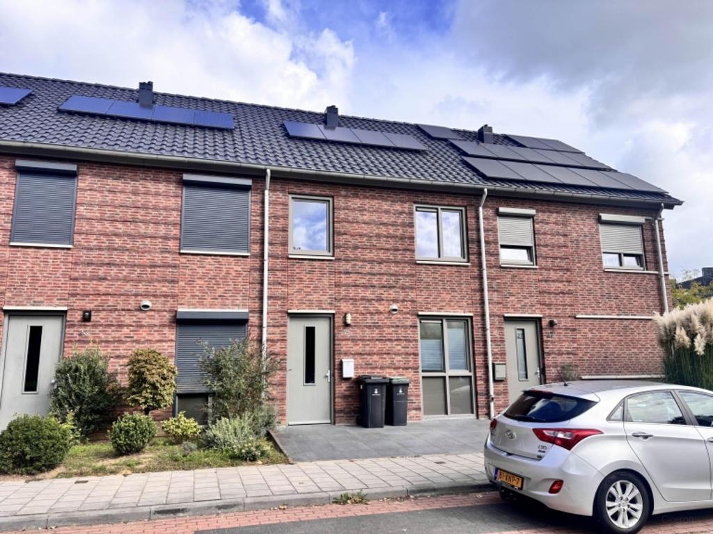 112 m² gezinswoning met tuin in Roermond - Afbeelding 1
