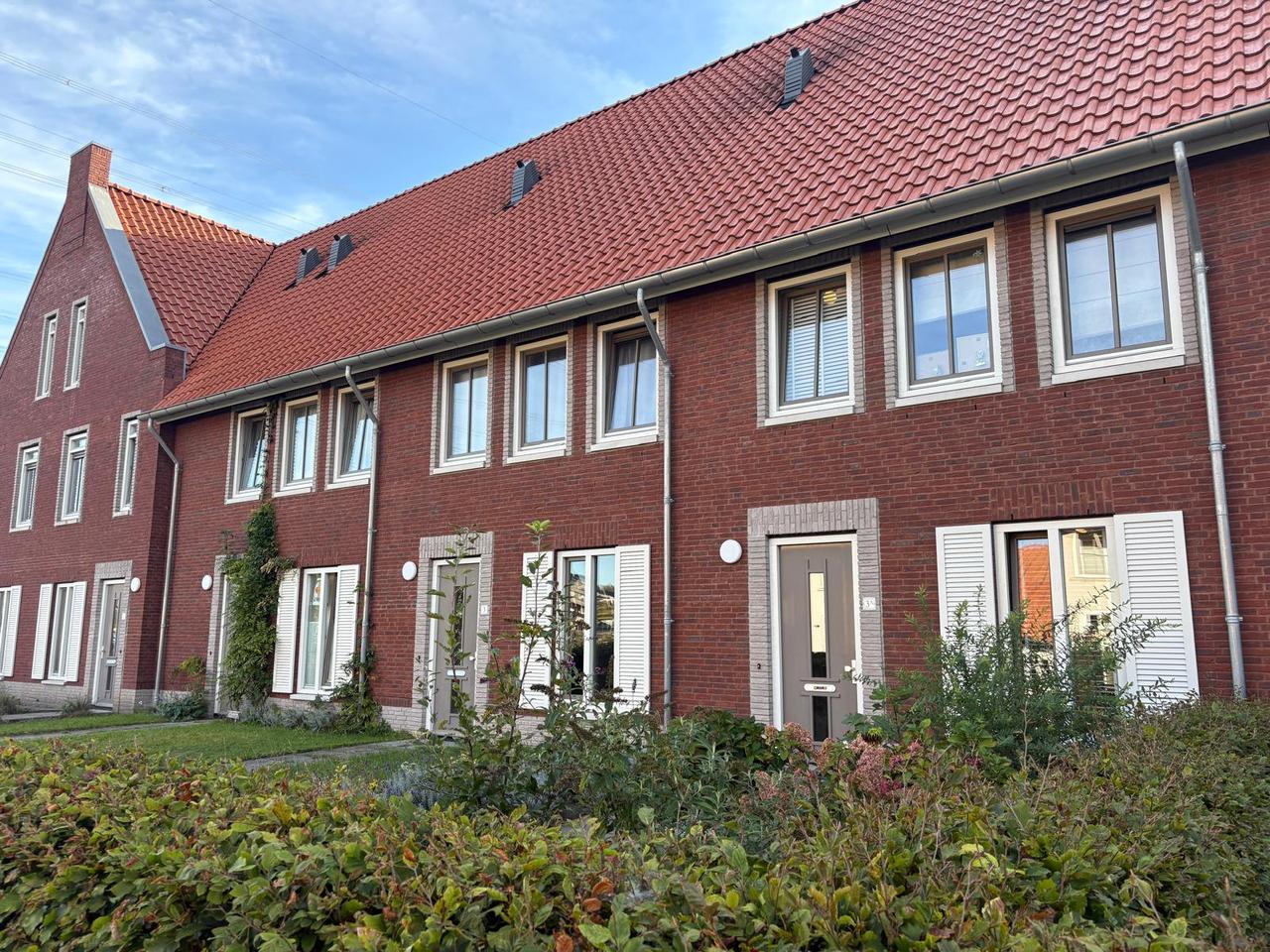 Eengezinswoning met 5 slaapkamers en tuin - Afbeelding 1