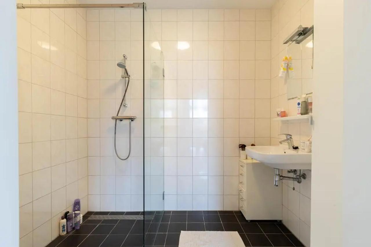 Apartment with Garden and Parking Space - Image 11