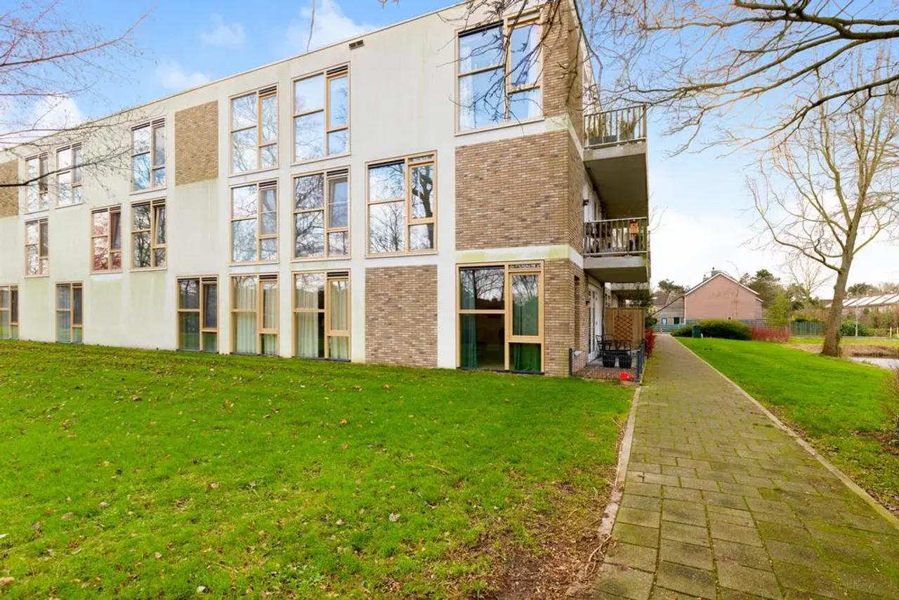 Apartment with Garden and Parking Space - Image 16