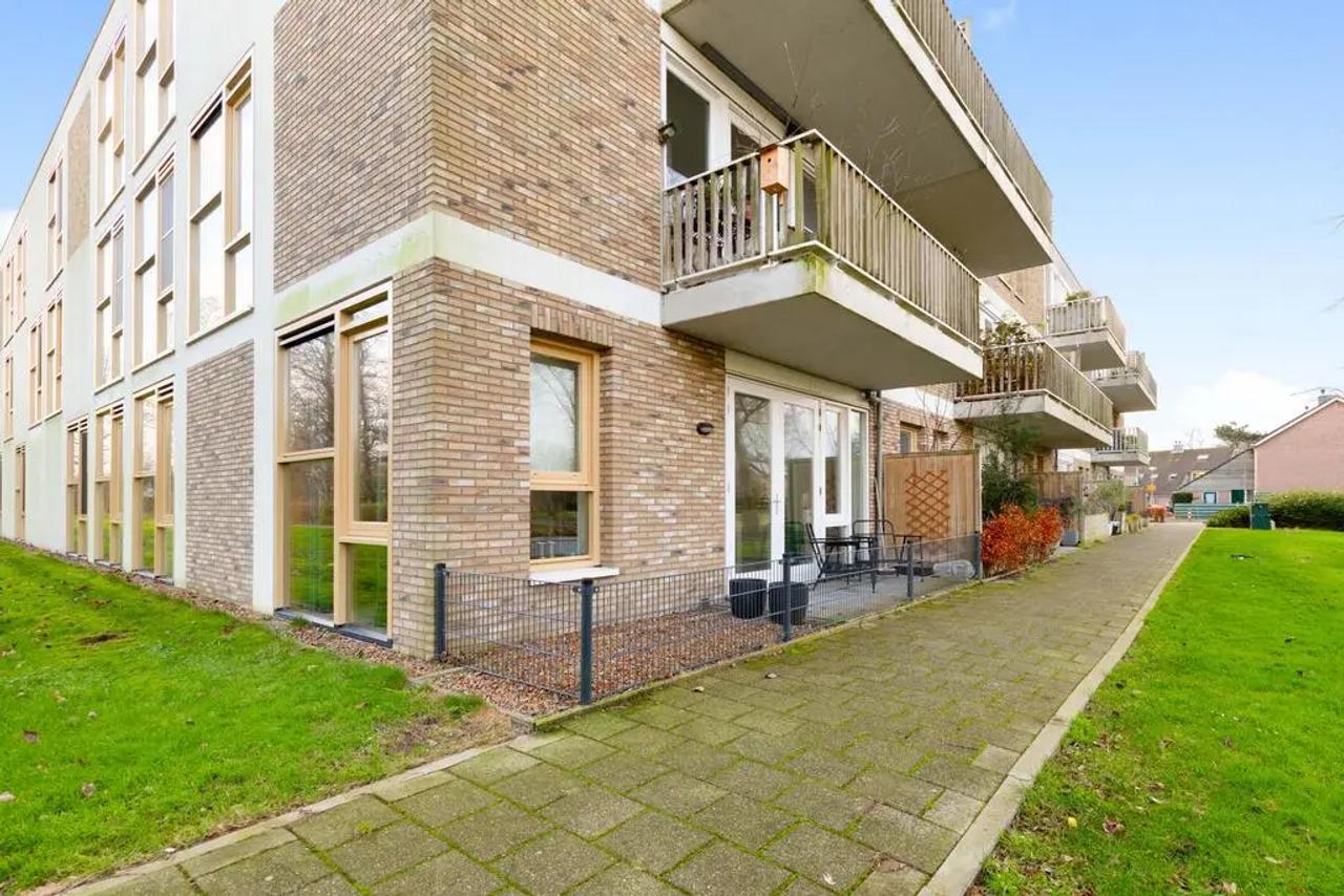Apartment with Garden and Parking Space - Image 17